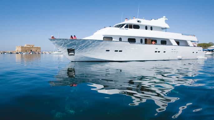 Paphos: Adults Only Cruise met drankjes, eten, bus, zwemstop