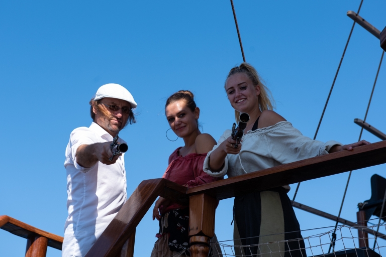 Paphos : Croisière d'une demi-journée pour les pirates du Jolly RogerPaphos : demi-journée de croisière en bateau pirate Jolly Roger