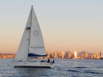 San Diego: 3-stündiger Segeltörn bei Sonnenuntergang San Diego: 3-stündiger Segeltörn bei Sonnenuntergang