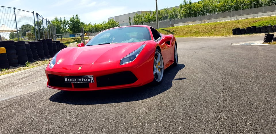 Mailand: Testfahrt mit einem Ferrari 488 auf der Rennstrecke Mailand: Testfahrt ...