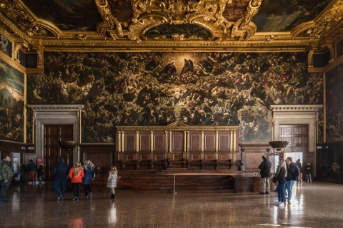 Zwiedzanie Pałacu Dożów i przejażdżka gondoląPoranna wycieczka: zwiedzanie pałacu i gondoli w języku francuskim