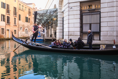 Venice: Gondola Ride with Serenade and Romantic Dinner