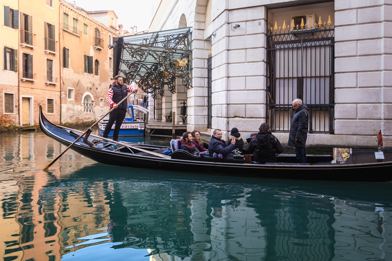 Venice: Gondola Ride with Serenade and Romantic Dinner