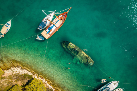 Split: Prywatna całodniowa wycieczka łodzią do Błękitnej Laguny i Trogiru