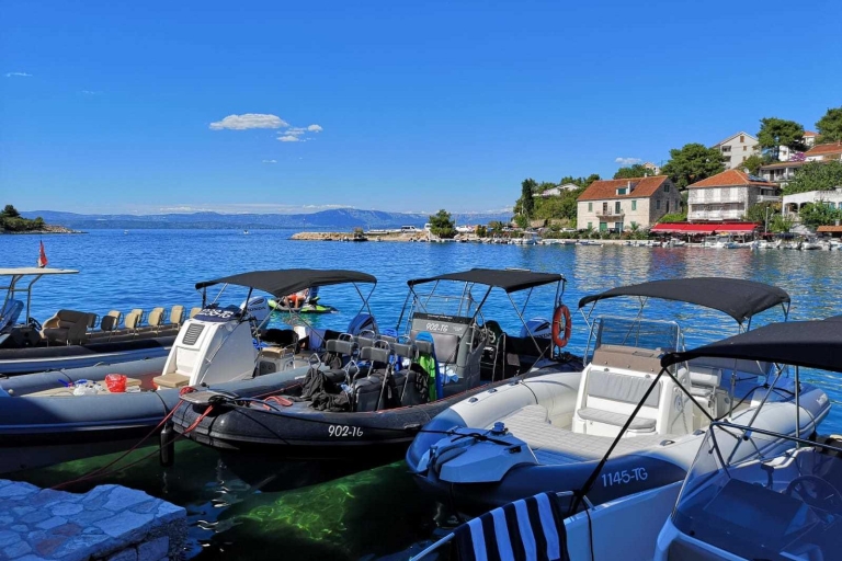 Split: Prywatna całodniowa wycieczka łodzią do Błękitnej Laguny i Trogiru