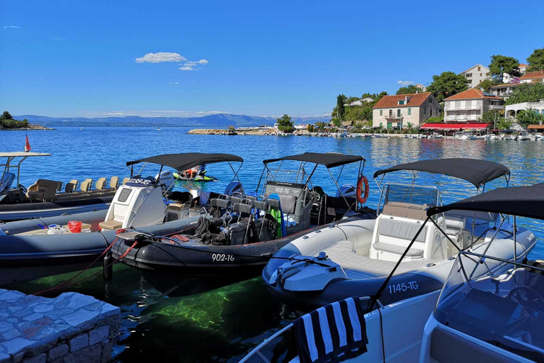 Split: privé boottocht van een hele dag naar Blue Lagoon en Trogir