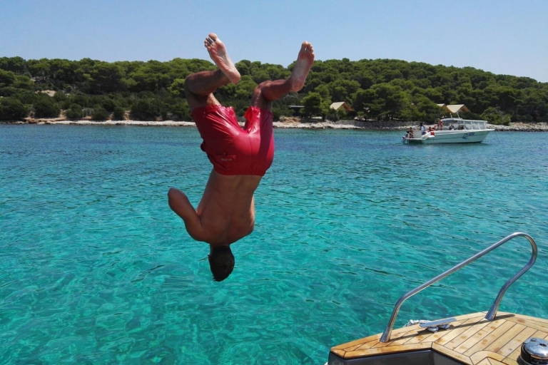 Split: Prywatna całodniowa wycieczka łodzią do Błękitnej Laguny i Trogiru