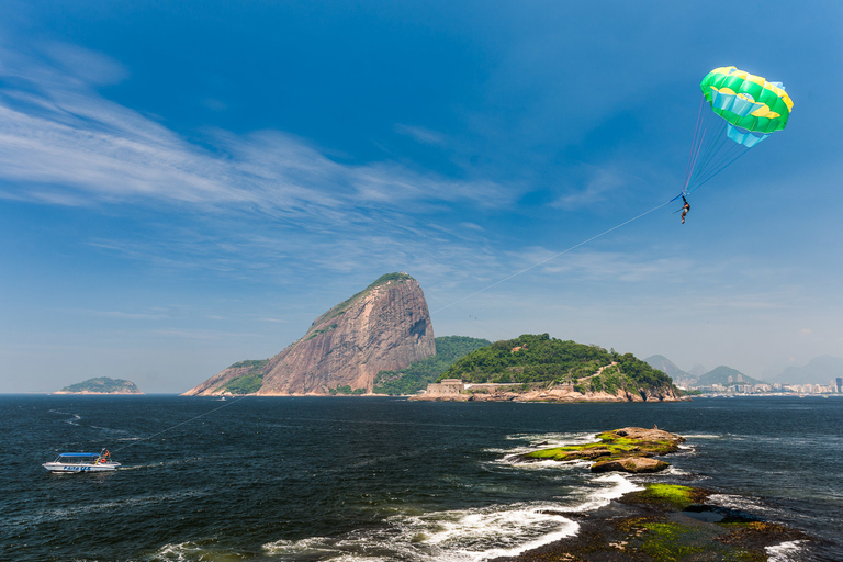 Rio de Janeiro: 2-stündige Bootsfahrt mit Parasailing(!) Rio de Janeiro: 2-stündige Bootsfahrt mit Parasailing