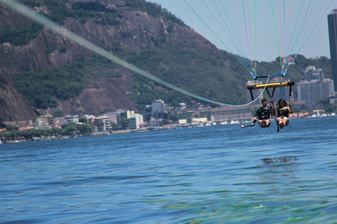 Rio de Janeiro: 2-timmars båttur med parasailing(!) Rio de Janeiro: 2-timmars båttur med parasailing