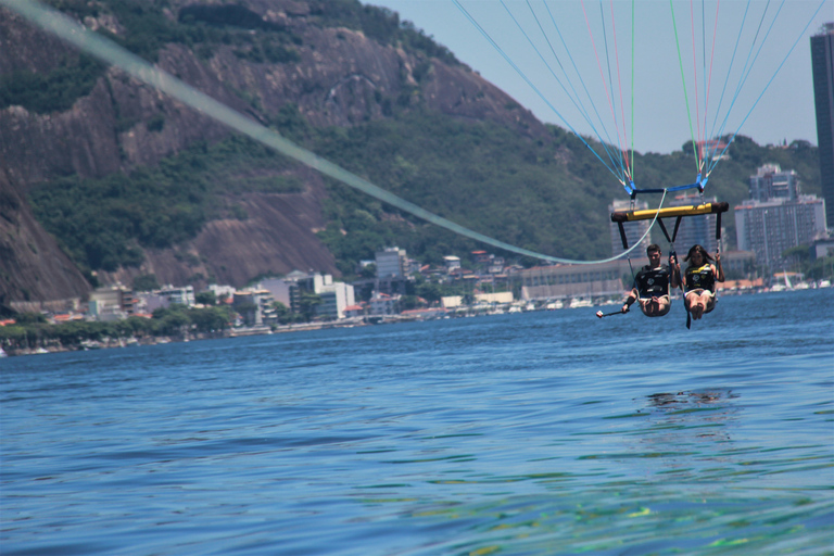 Rio de Janeiro: 2-stündige Bootsfahrt mit Parasailing(!) Rio de Janeiro: 2-stündige Bootsfahrt mit Parasailing