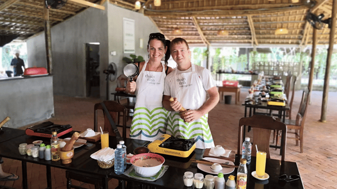 hoi an local cooking class with market trip and boat ride