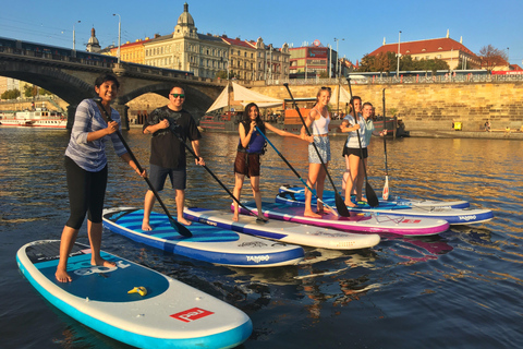 Praga: 2 ore di paddle boarding nel centro cittàPraga: 2 ore di paddle boarding nel centro della città