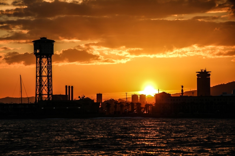 Barcelona: Prywatne 4-godzinne doświadczenie żeglarskie o zachodzie słońca
