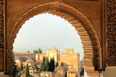 Grenade : Alhambra et palais Nasrides visite guidée en petit groupe