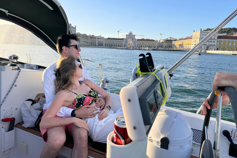 لشبونة: رحلة بحرية رومانسية عند غروب الشمس مع النبيذ والتاباس البرتغالي