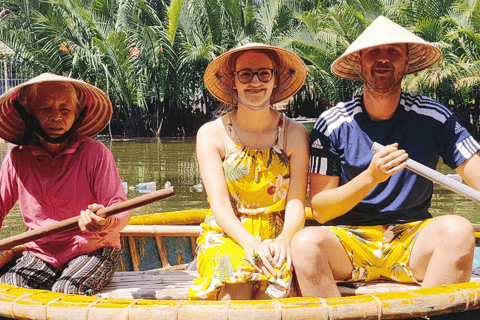 Scuola di cucina vegana di Hoi An con chef locale e cesto in barca