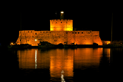 Stadt Rhodos: Nachttour mit Dinner und Bootsfahrt