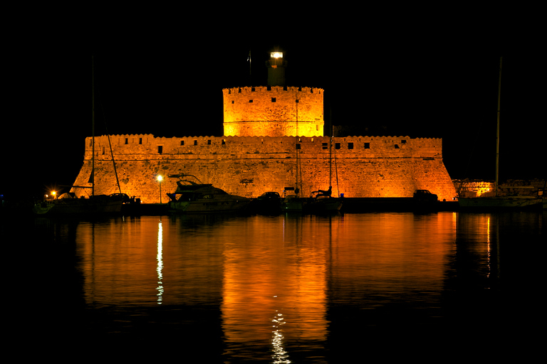 Tour nocturno de la ciudad de Rodas con cena y crucero