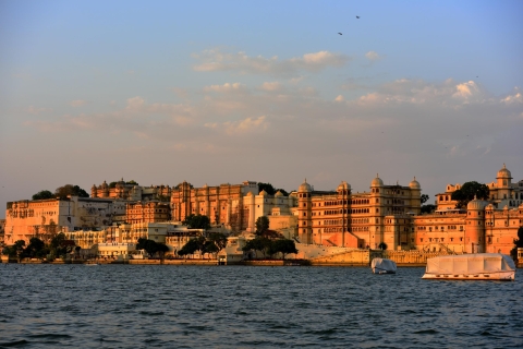 Udaipur: visite d'une ville privée avec une promenade en bateau en optionUdaipur: visite d'une ville privée avec frais d'entrée