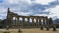 来自FES，Meknes Volubilis和Moulay Idriss Day Trip - Housity