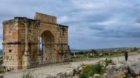 来自FES，Meknes Volubilis和Moulay Idriss Day Trip - Housity