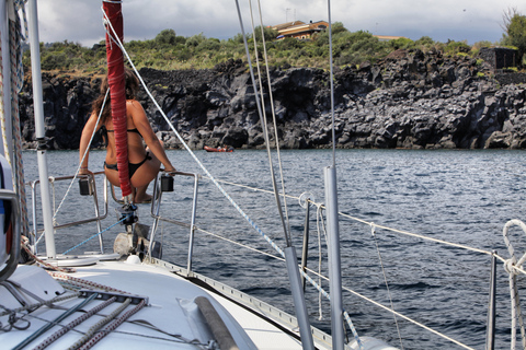 Catane : Excursion en bateau d&#039;une journée à Acitrezza avec déjeuner