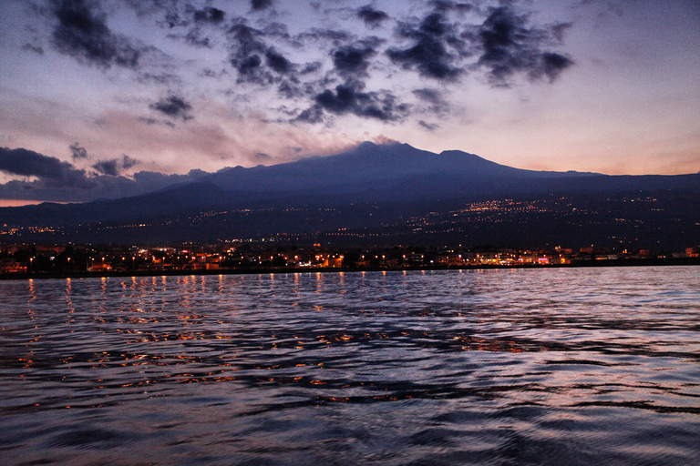 Catania: Excursión de un día en barco a Acitrezza con almuerzo