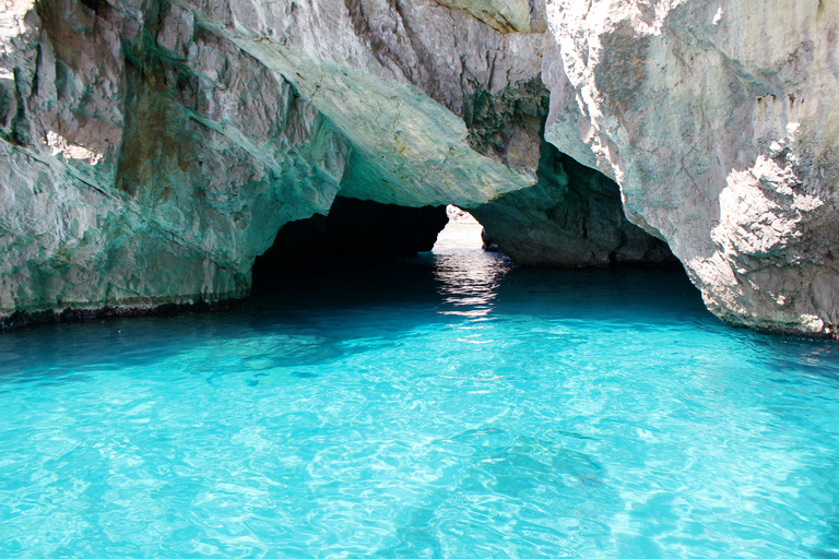 Sorrento: Capri and Blue Grotto Boat Cruise with Drinks Tour in Spanish