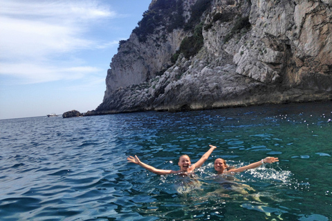 Sorrento: Boottocht Capri en Blauwe Grot met drankjesTour in het Engels