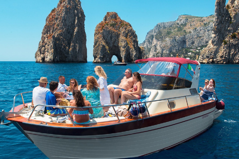 Sorrento: Crucero en barco por Capri y la Gruta Azul con bebidasTour en inglés