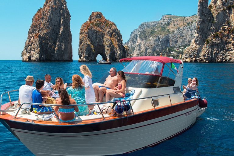 Sorrento: Crucero en barco por Capri y la Gruta Azul con bebidasTour en español