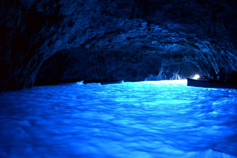 Sorrento: Crucero en barco por Capri y la Gruta Azul con bebidasTour en español