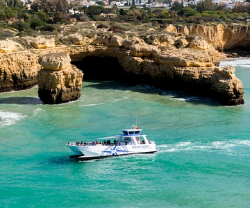 Vilamoura: Benagil Cave Quest Boat Tour