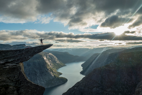 Odda: Trolltunga Via Ferrata, solnedgång och soluppgång