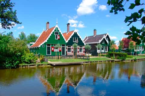 Amsterdam: Volendam, Edam and Windmills Live Guided Tour