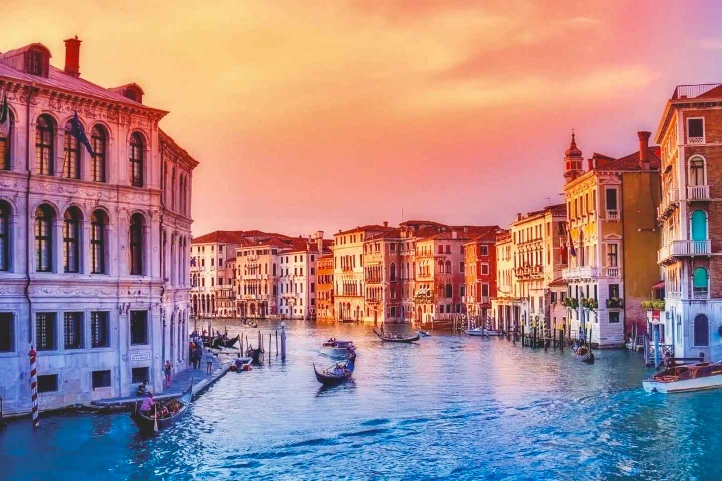 Venice: 30 min Gondola Ride on the Grand Canal with Guide - Tour in English