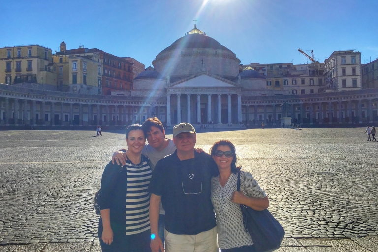 Neapolitańskie 2-godzinne zwiedzanie i zwiedzanie z przewodnikiem po okolicyNeapolitańska wycieczka piesza i zwiedzanie z przewodnikiem w języku angielskim