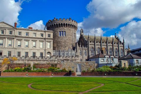 Dublin: Fast-Track Book of Kells-ticket & Dublin Castle Tour