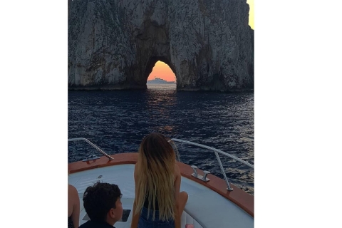 Capri: tour en barco diurno y nocturnoDesde Sorrento: tour en barco diurno y nocturno por Capri