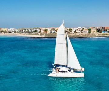 Aventura de catamarã de 3 horas nas águas da Ilha do Sal