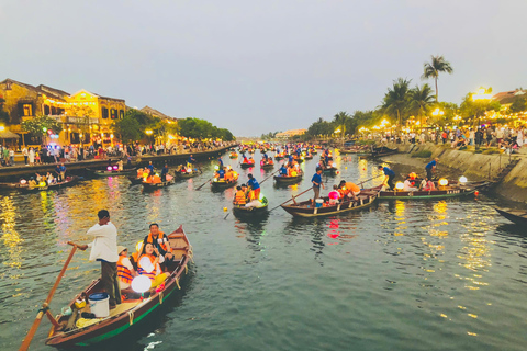 Hoi An - en båttur med lyktor Båtresa med lyktor på Hoai-floden