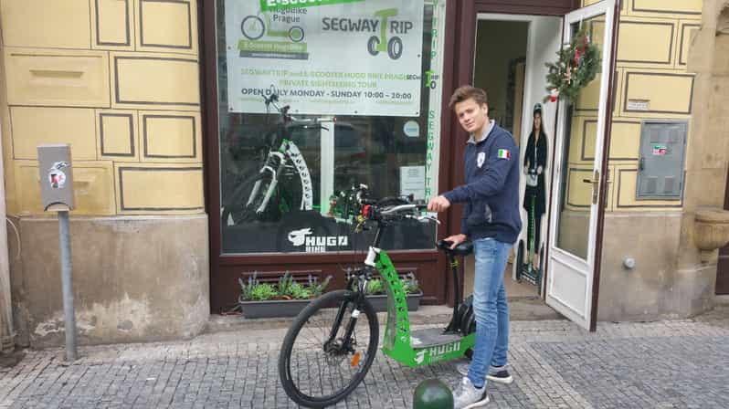 Praga: 2 ore e-motorino HUGO Bike Piccolo gruppo Tour | GetYourGuide