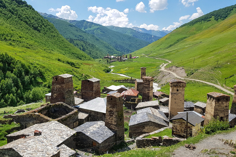 Svaneti Towers Privérondleiding naar Mestia, Hatsvali, UshguliPrivé 4-daagse Svaneti-tour met accommodatie + ontbijt