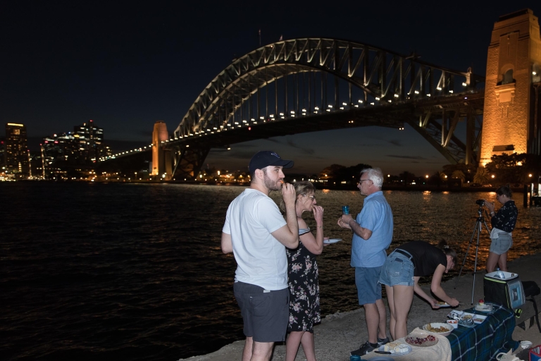 Sydney: Sydney Highlights Night Tour with Local Photographer Sydney: Sunset Secret Photo Hotspots with Wine & Cheese