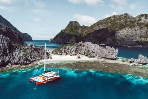 El Nido: Full-Day Premium Catamaran Island Hopping Tour