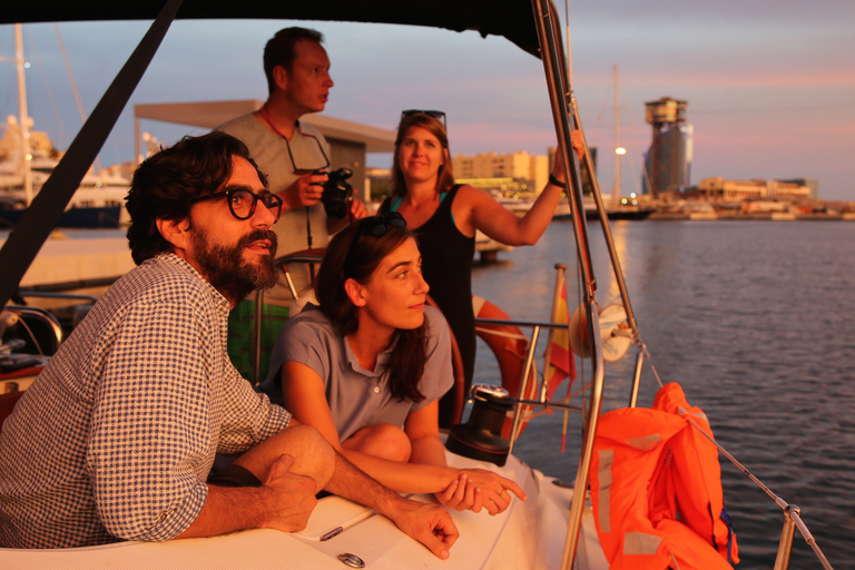 Barcelona: Sunset Sailing Tour mit Tapas und Open BarSegelerlebnis bei Sonnenuntergang mit Live-Saxofonmusik