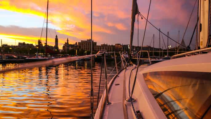 Experiencia exclusiva de 2 horas en velero al atardecer en Barcelona