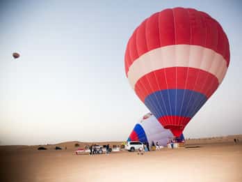 Dubai: Ballonfahrt, Kamelritt und Foto mit Falken Dubai: Ballonfahrt, Kamelritt und Foto mit Falken