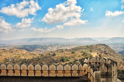 Udaipur: privérondleiding door Kumbhalgarh en Ranakpur met lunch