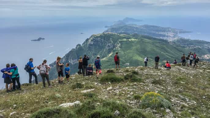 montaña faito camine por el pico más alto de la costa de amalfi